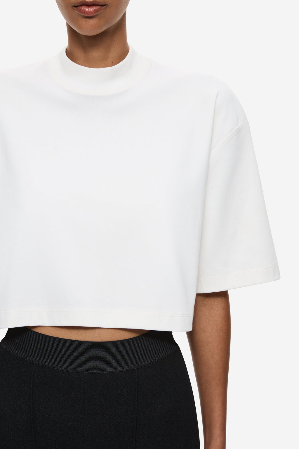 Ivory cropped T-shirt with crew neck and short sleeves detail