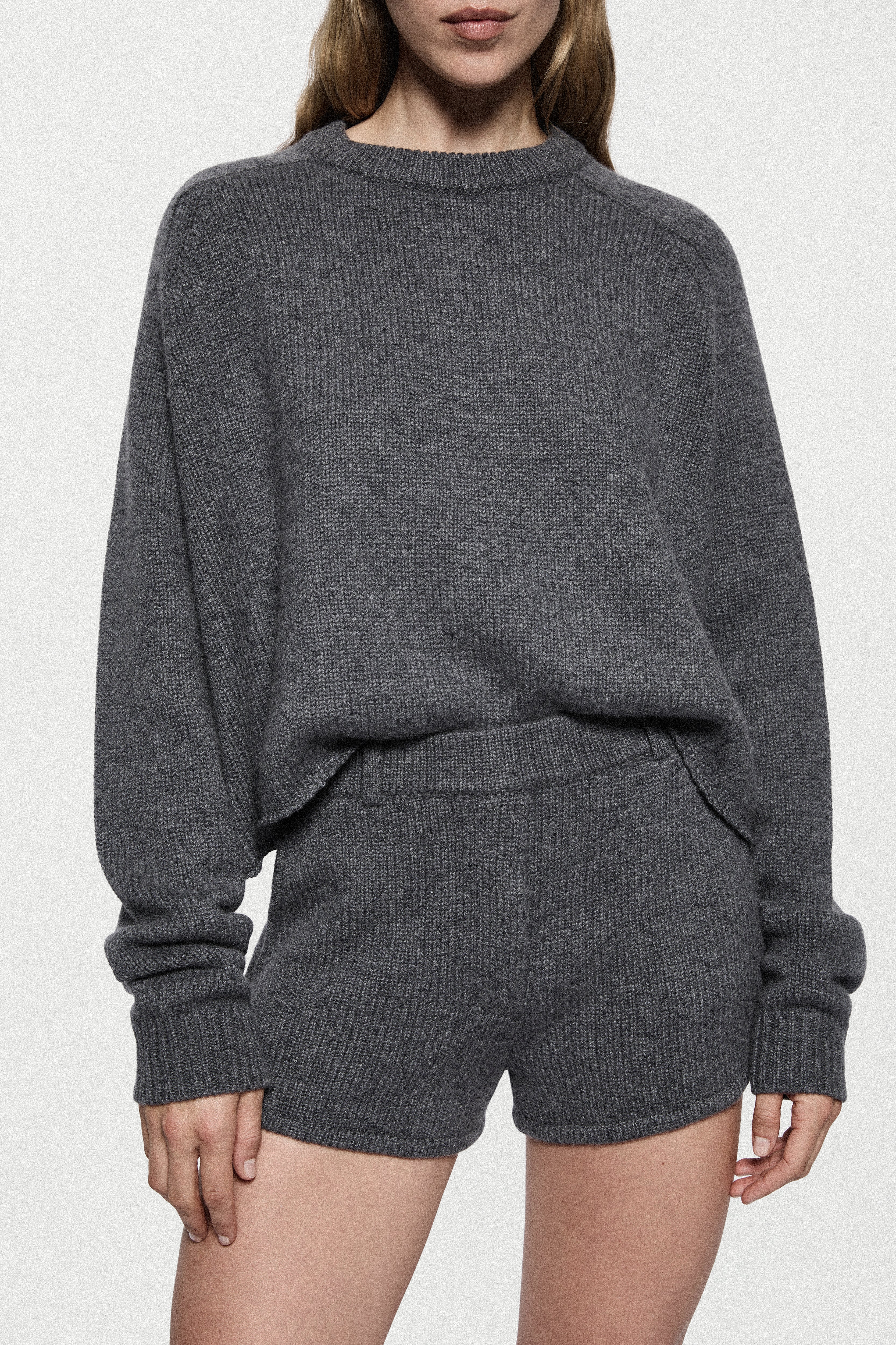 Charcoal cashmere sweater with crew neck and ribbed cuffs, loose fit