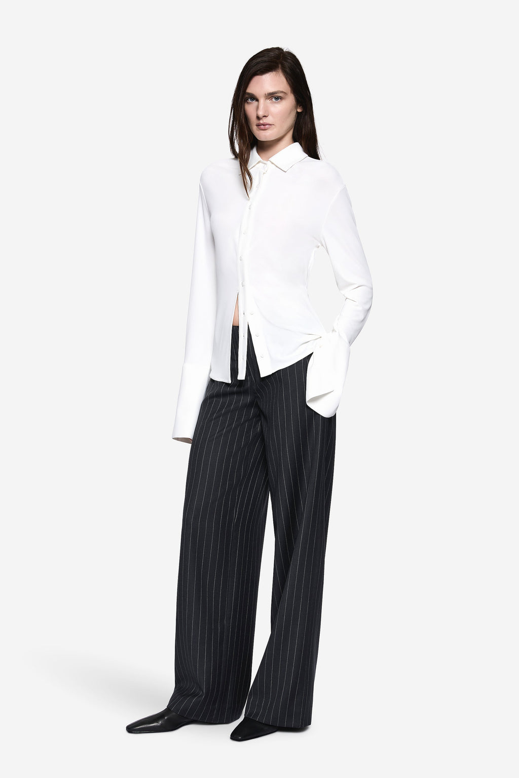 MILA ivory jersey shirt with pointed collar, long sleeves, curved hem with slit